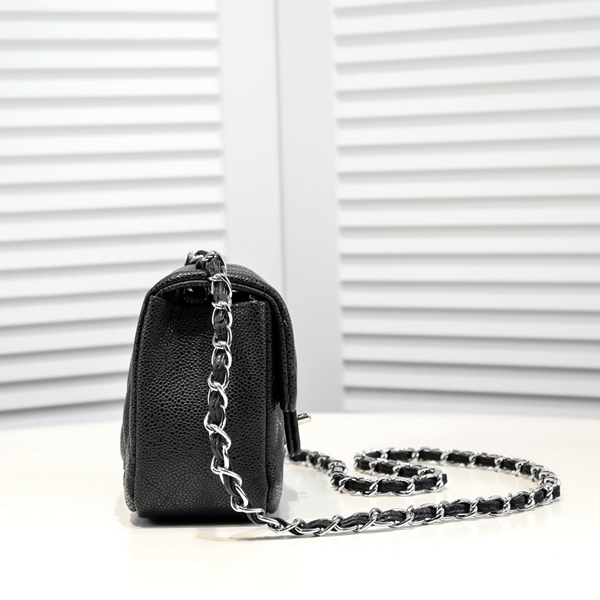 シャネルバッグ背面デザイン